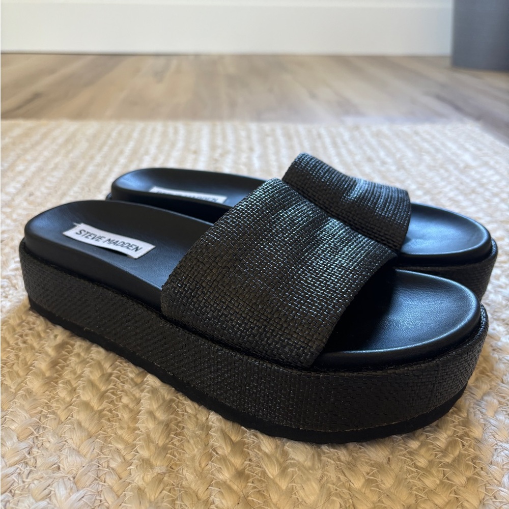 Steve Madden Platform Raffia Sandal in Black